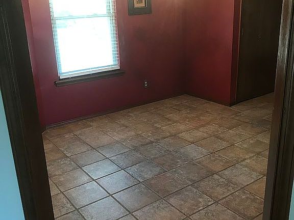 5th image of 2557 Highwood Dr