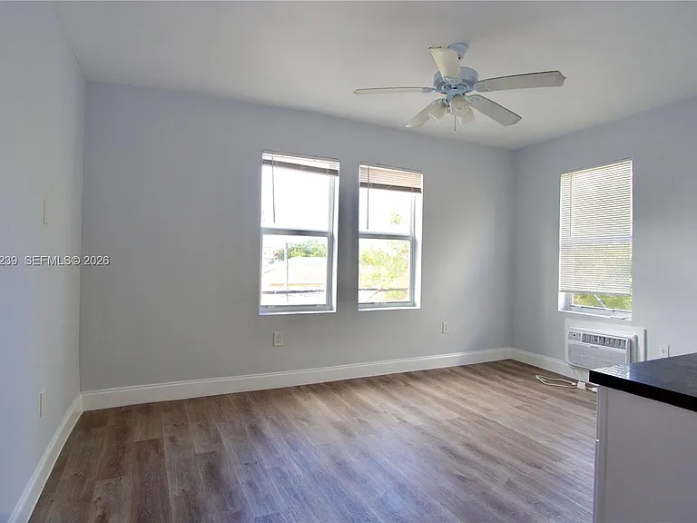 1142 SW 4th St #15 — Photo 2