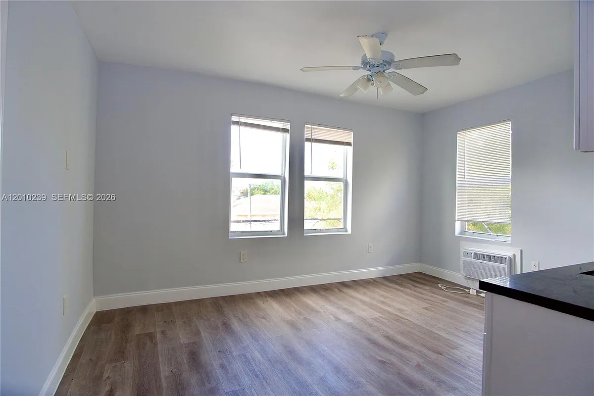 Building Photo - 1142 SW 4th St #15