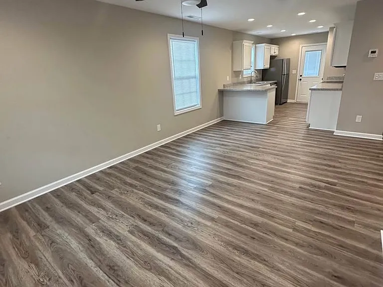 406 Sanderson Dr — Photo 2