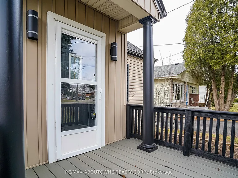 96 Mohawk Rd E — Photo 3