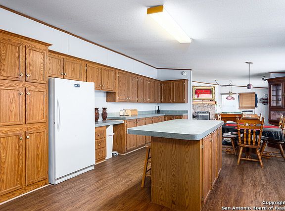 5th image of 255 Parkcreek Dr