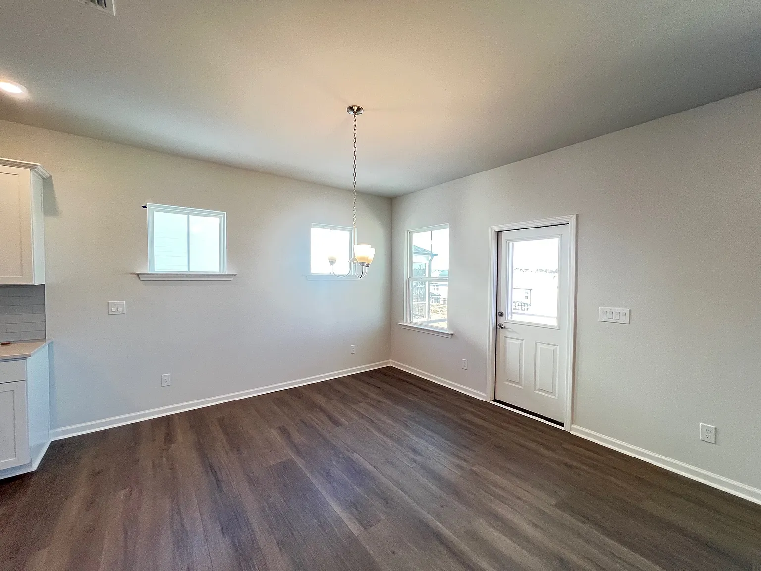 5 bed, 2606 sqft, $2,550 — Photo 3
