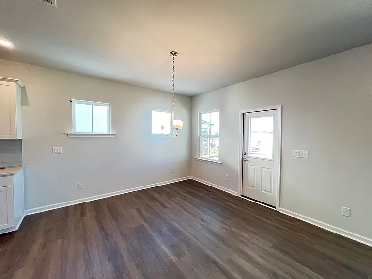 1312 Hollyview Ave — Photo 3