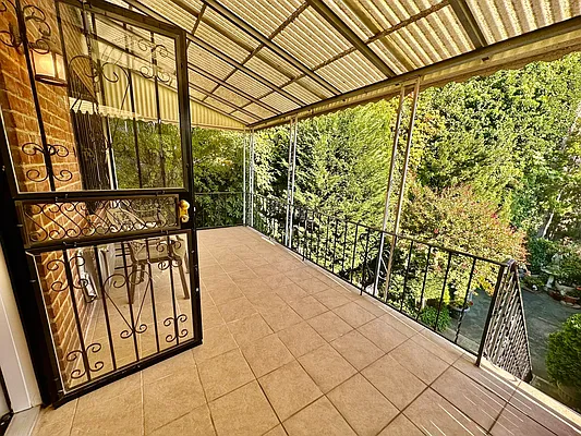 Rented by Zikos Realty Services | media 40