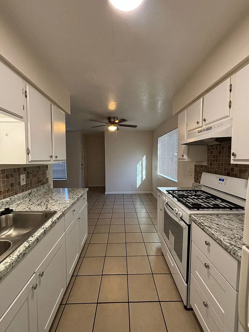 Spacious 2 Bedroom Apartment with Private Yard — Photo 3
