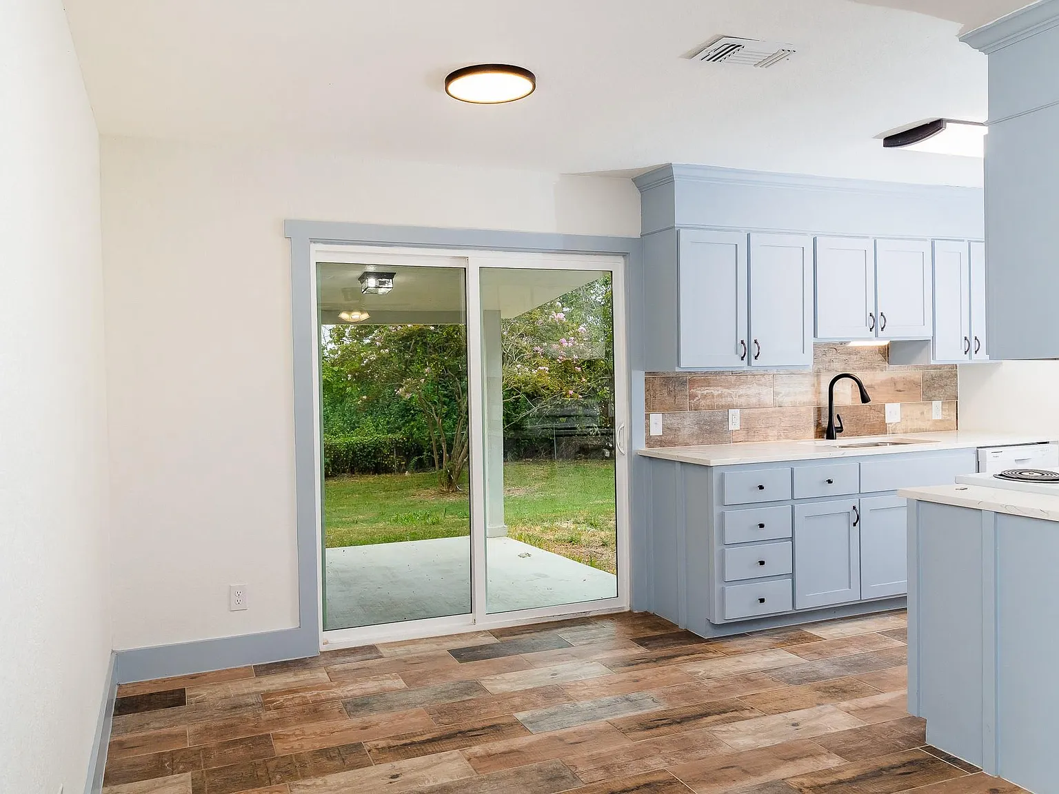 3 bed, 1.0 bath, 998 sqft, $1,650 — Photo 3