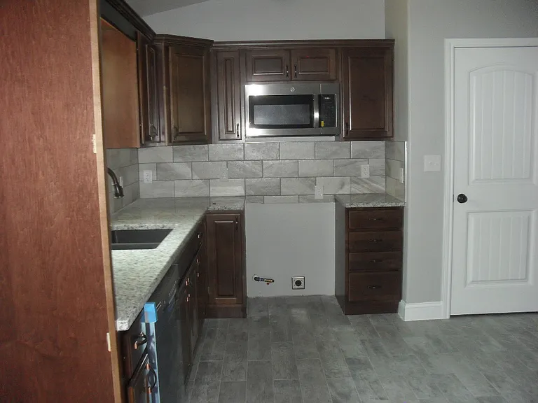 801 W Spruce Ave — Photo 3