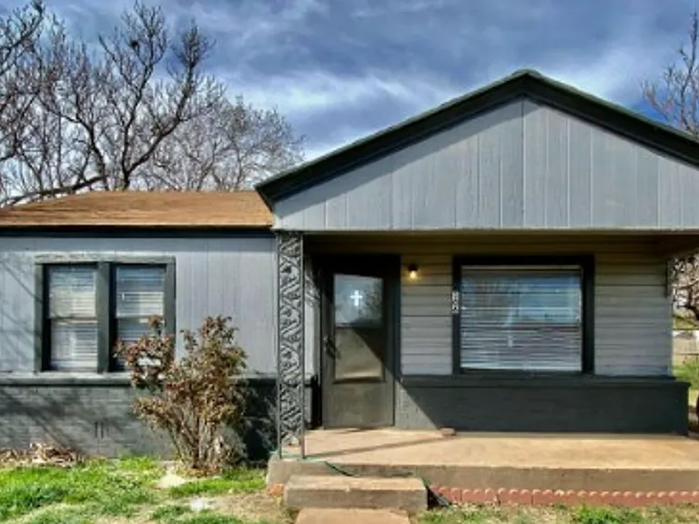 106 Vernon Ave — Photo 2