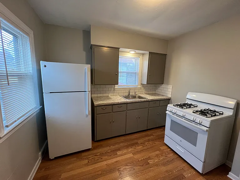 217 Prospect Ave NE — Photo 2