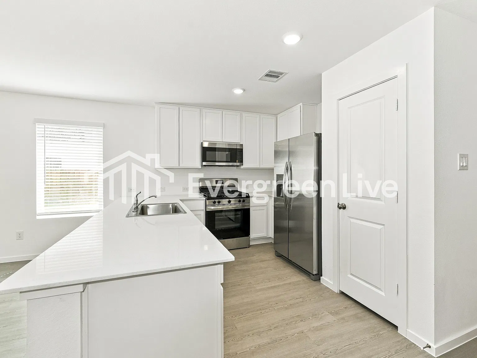 4 bed, 2.0 bath, 1707 sqft, $1,595 — Photo 4