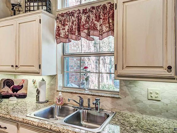 5th image of 1632 Tanglewood Dr E