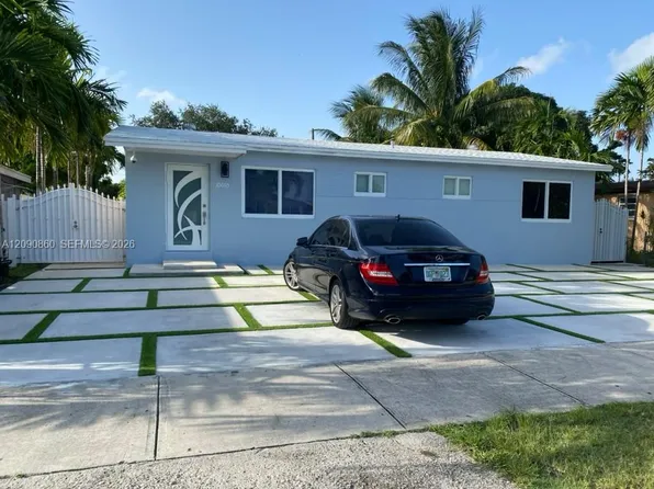 10665 SW 6th St, Sweetwater, FL 33174