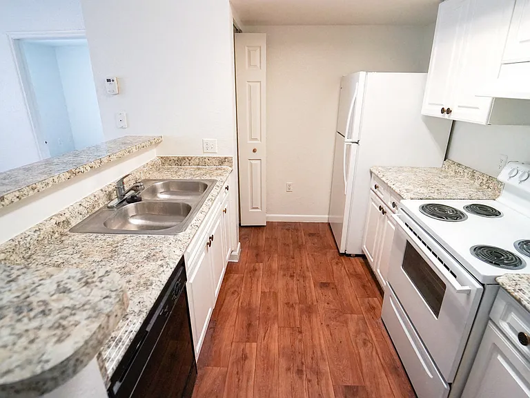 Whistler's Cove Apartments — Photo 13