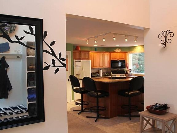 Entryway : Looking into the house from the entryway