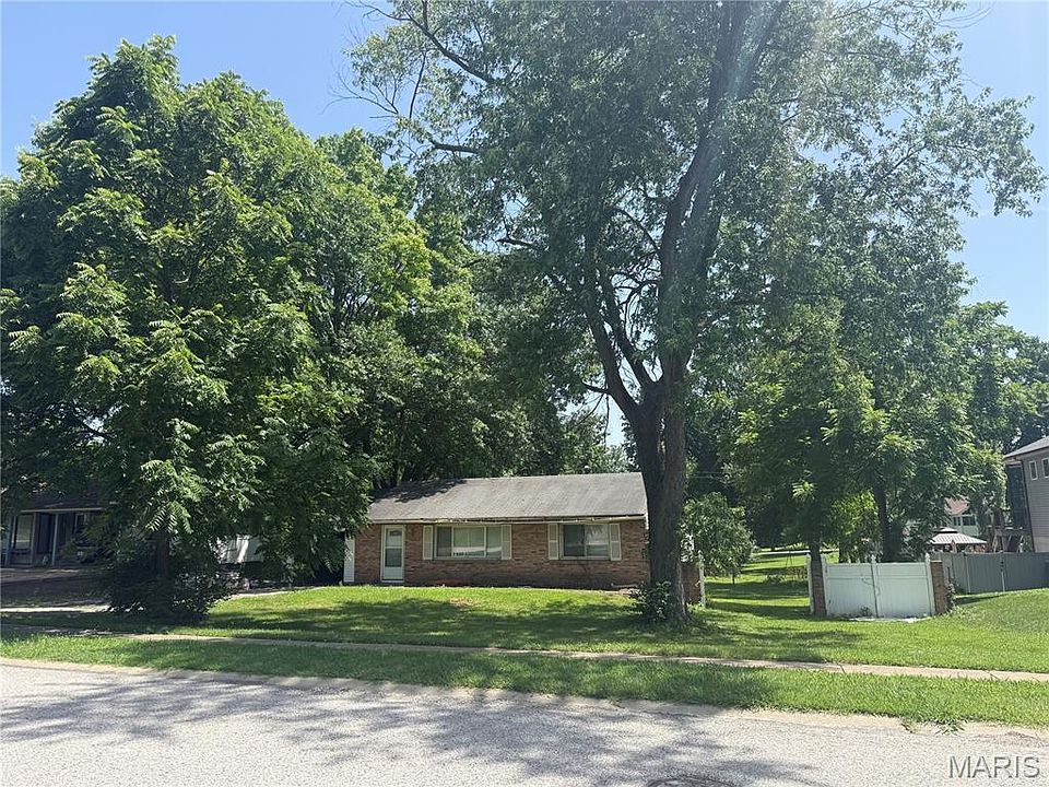 1st image of 802 Connie Ln
