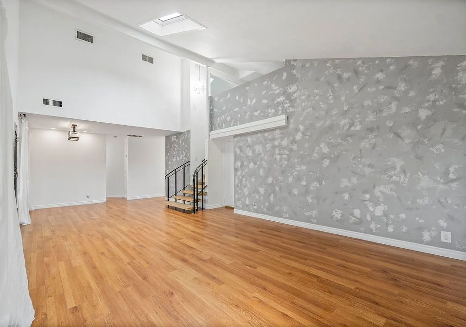 Coming Soon La Jolla UTC Renovated 3 bd /2 ba Townhome with Garage, Private Patio, + more! — Photo 3