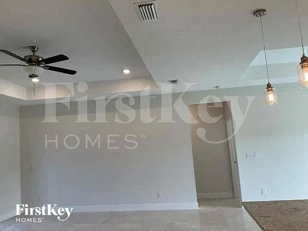 3 bed, 2.0 bath, 1464 sqft, $1,945 — Photo 2
