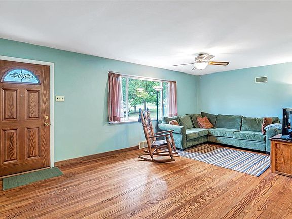2nd image of 4500 Du Bourg Ln