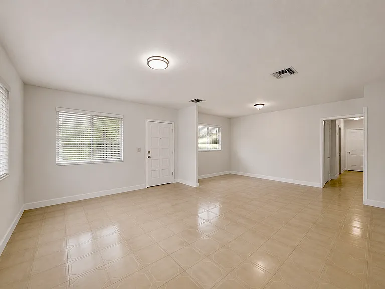 8636 NW 35th Pl — Photo 3