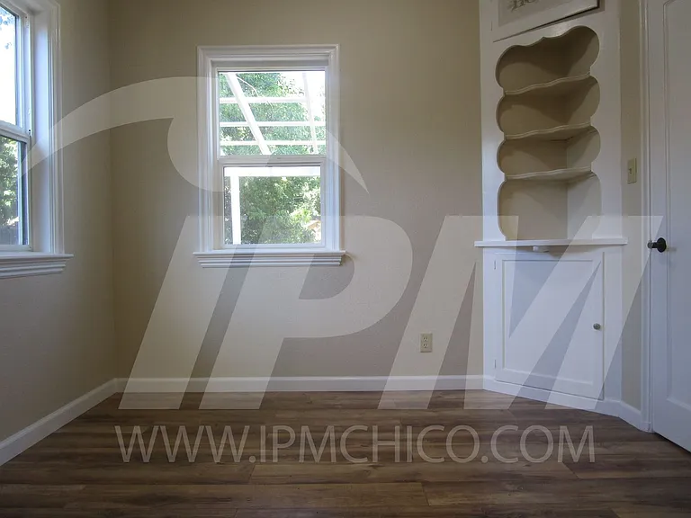 184 E Washington Ave — Photo 10