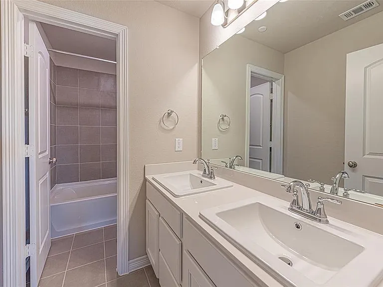 8040 Scanlan Trl — Photo 15