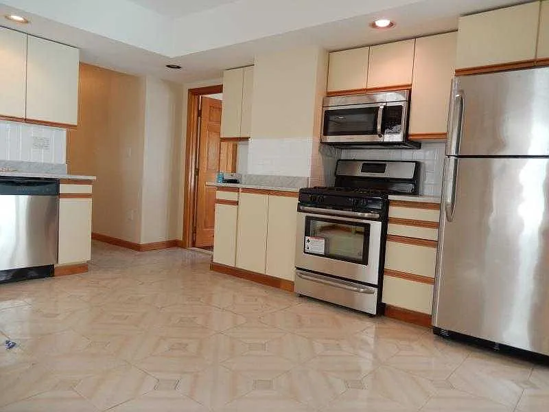 4 bed, $3,300 — Photo 1