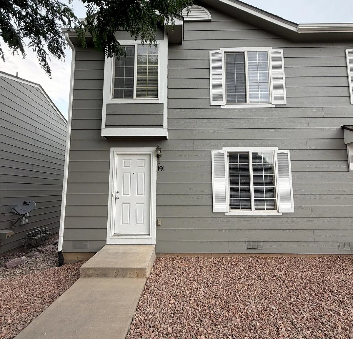 2 bed, 1.0 bath, 989 sqft, $1,275 — Photo 1