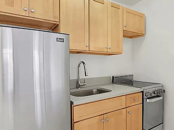 5th image of 228 E 81st St APT 4C