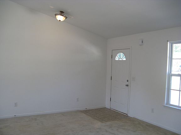 4th image of 115 Goldfinch Ct