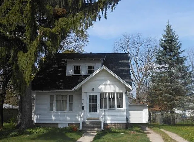 312 Sanborn Ave photo 1