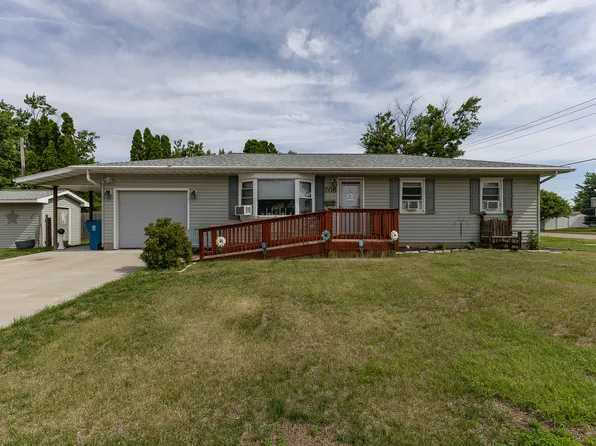 706 14th Pl, Camanche, IA 52730