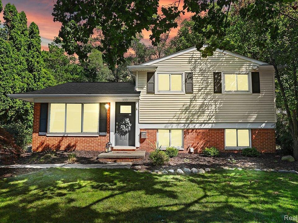 1st image of 555 Lindsay Dr