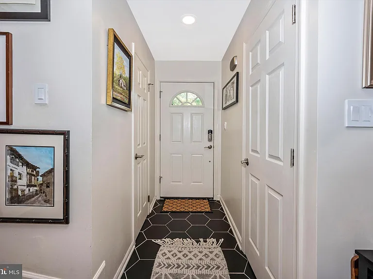 6402 Montrose Rd — Photo 2