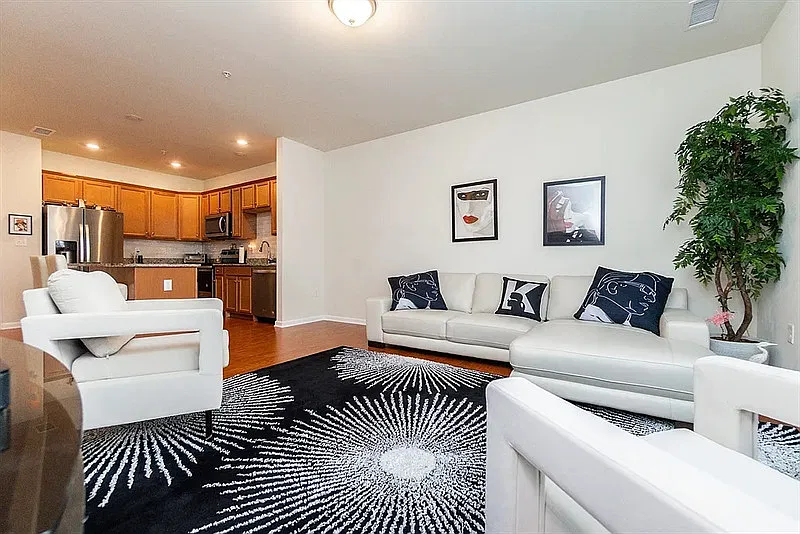 1 bed, 1.0 bath, 1030 sqft, $1,910 — Photo 3
