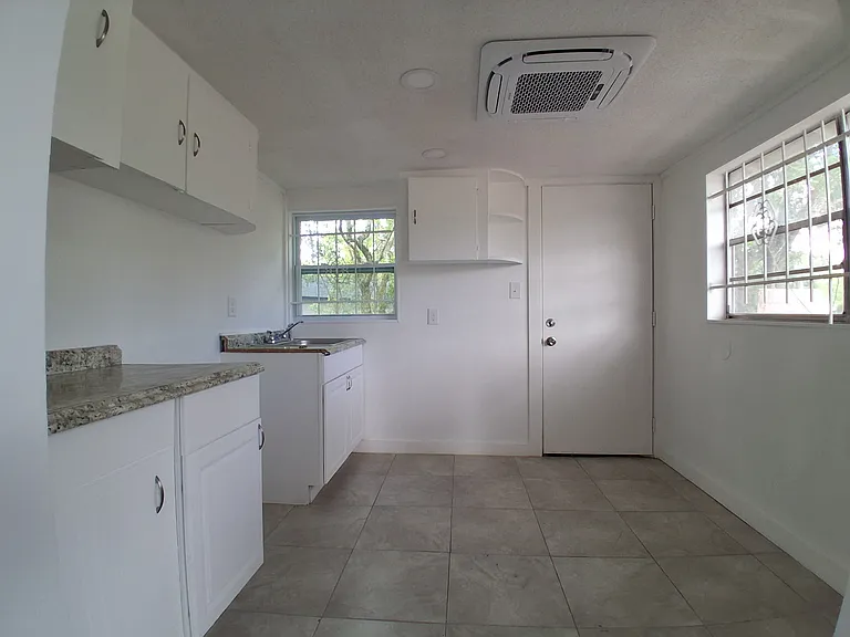 2904 Moncrief Rd — Photo 7