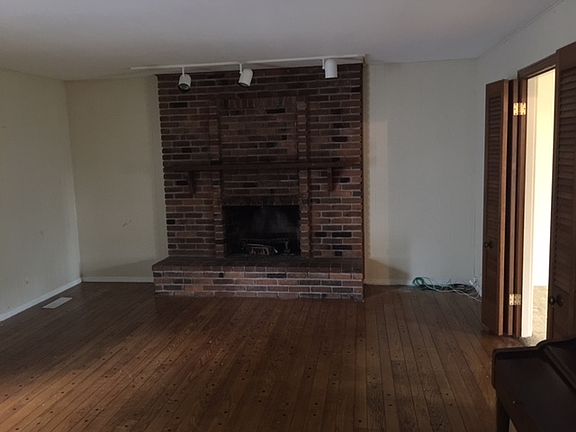 2nd image of 11 Glen Cove Dr