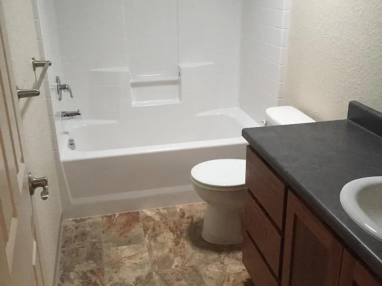 1864 Maplewood Dr — Photo 9