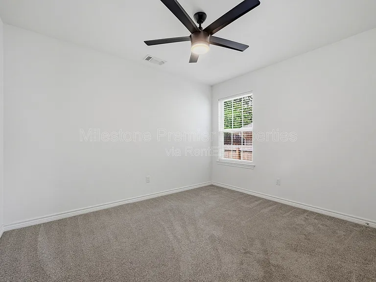 422 E Elm St — Photo 15