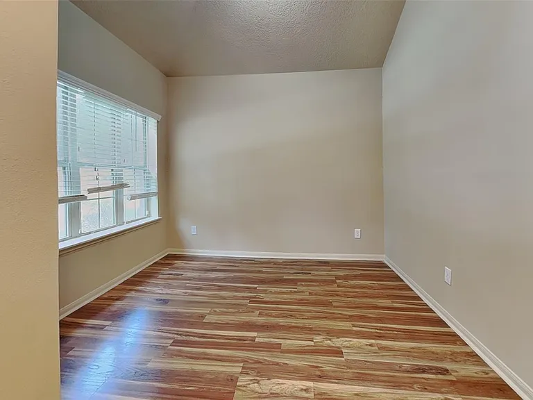1411 Cameron Park Ln — Photo 8