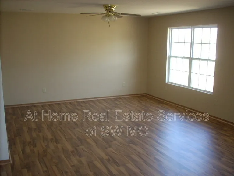 1123 S Clifton Ave — Photo 3
