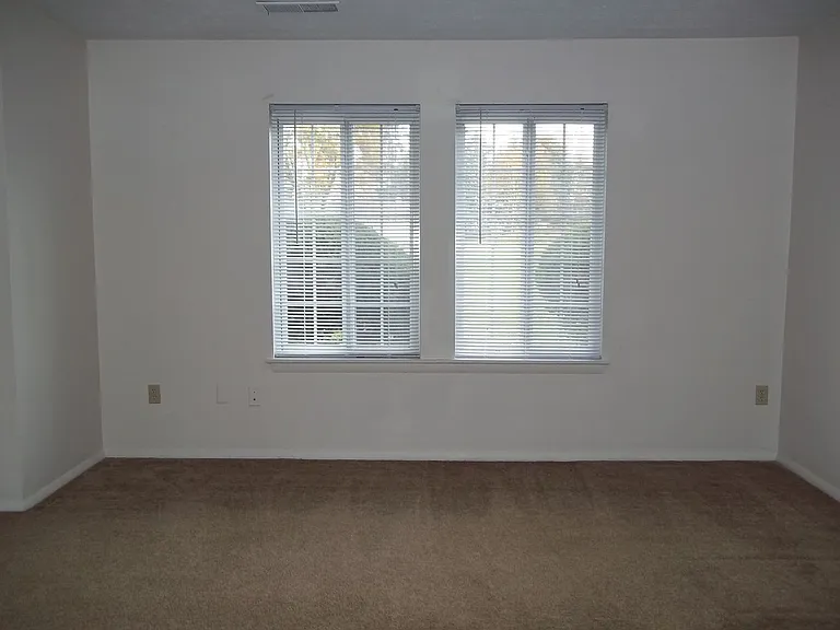 Windsor Gardens Apartments — Photo 44
