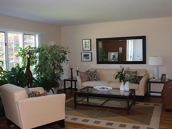5th image of 247 Sara Ct