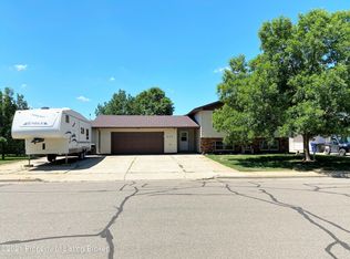 638 4th Ave SW, Dickinson, ND 58601