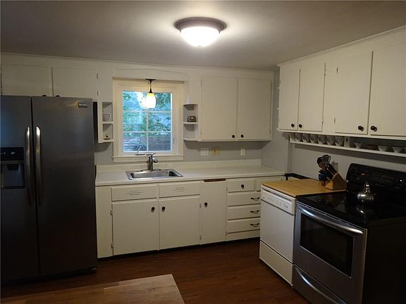 3rd image of 156 Hilltop Dr