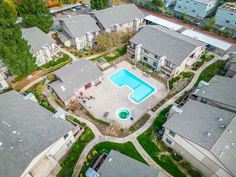 River Oaks Apartments — Photo 17