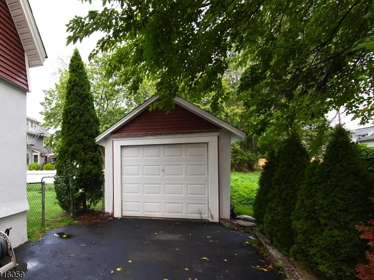 4 Oakcroft Ave — Photo 11