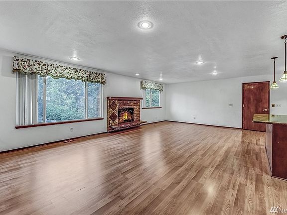 3rd image of 910 Hillcrest Dr