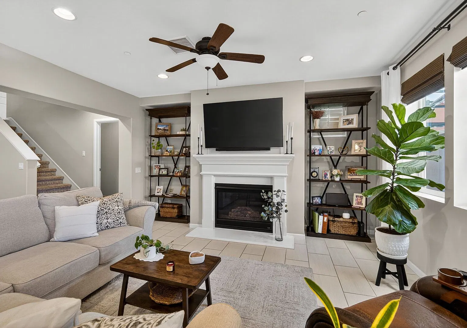 4 bedroom + Bonus Room - Luxury End-Unit Townhome with Panoramic Views — Photo 2