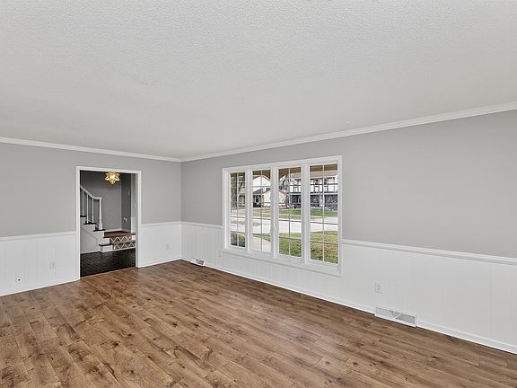 3rd image of 2000 47th St